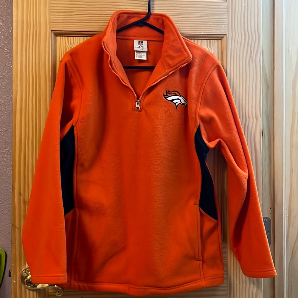 LIKE NEW !!Denver broncos pull over